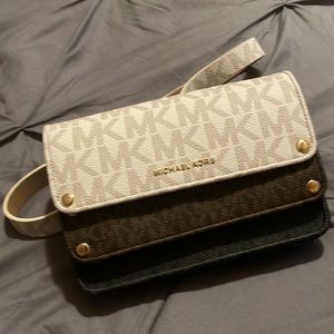 Crossbody Michael Kors purse